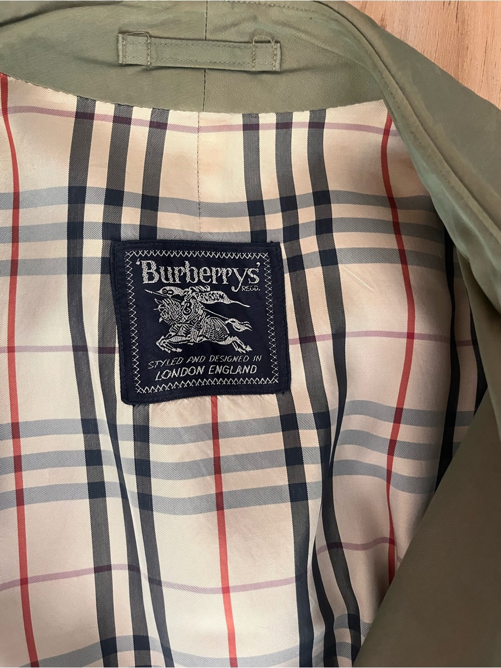 Burberrys Olive Green Trench with Signature Check Lining - Picture 5 of 9